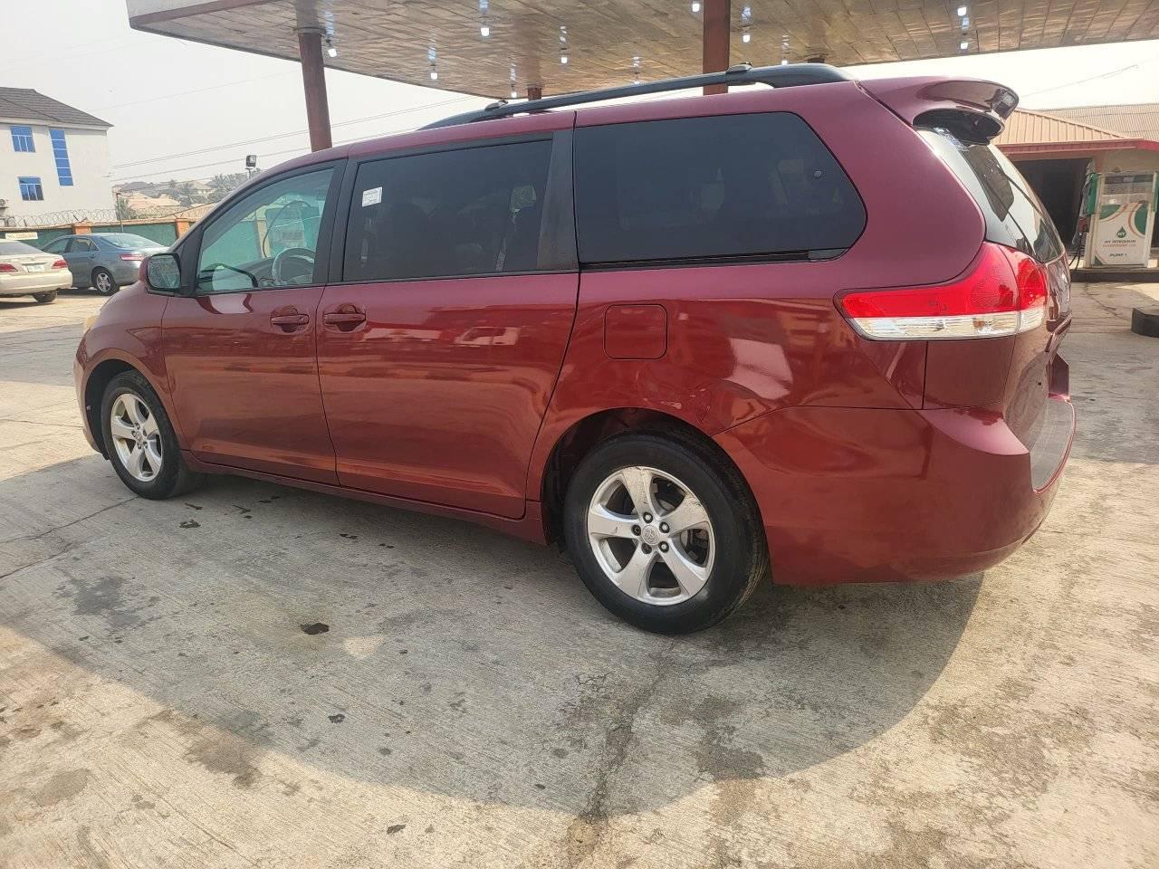 A picture of Toyota sienna 2012 13 model