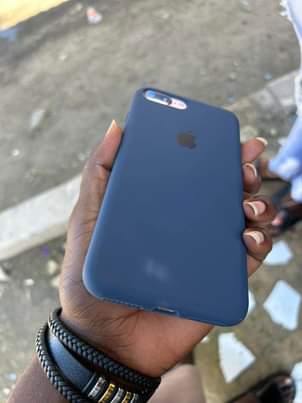 A picture of iPhone 7 imenyooka sana BEI 235k tu laki mbili na