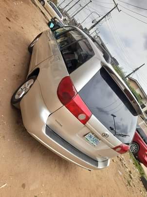 A picture of Toyota Sienna 2006