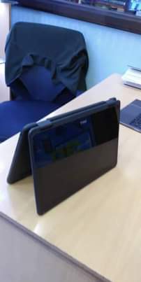 A picture of Dell 3190 with 4gb and 128gb Ssd. Touch screen and