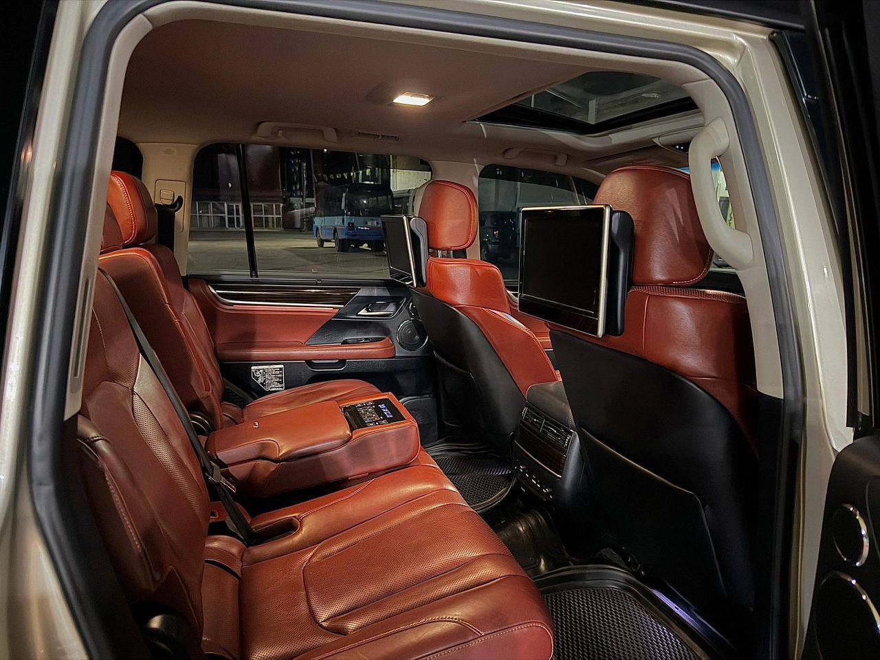 A picture of LEXUS LX570 NAMBA DV