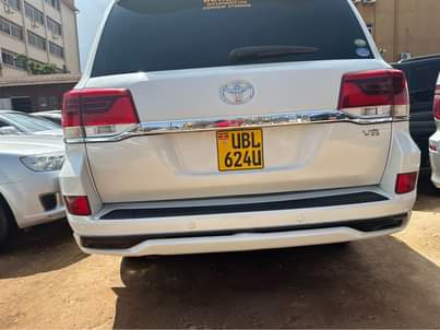 A picture of TOYOTA LAND CRUISER V8