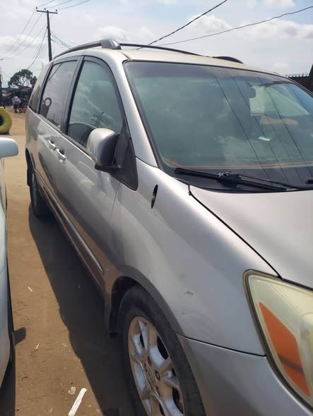 A picture of Toyota sienna toks standard