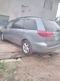 A picture of 2004 Toyota Sienna
