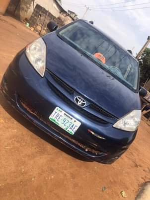 A picture of 2007 Toyota Sienna in very good condition sound engine gear