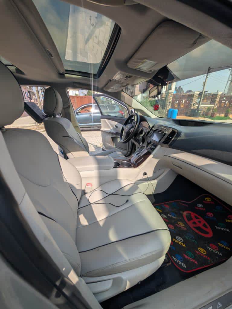 A picture of Toyota venza 2010 XLE 10 3M
