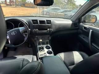 A picture of Toyota Highlander 2012