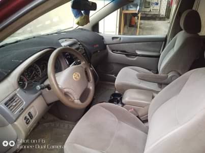 A picture of 2004 Toyota Sienna