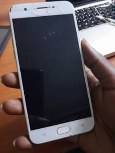 A picture of Nice original Oppo of 64gb for 100k with network error