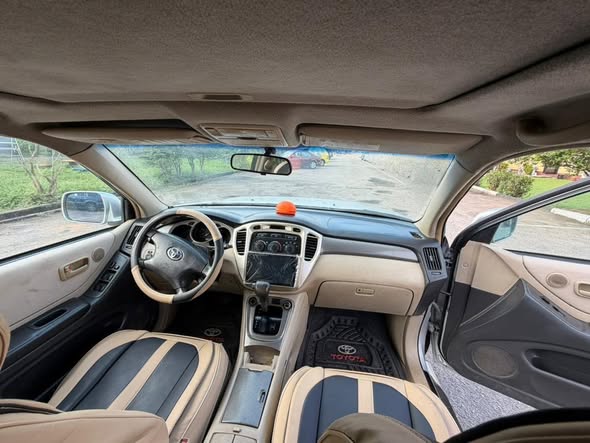 A picture of 2004 Toyota highlander