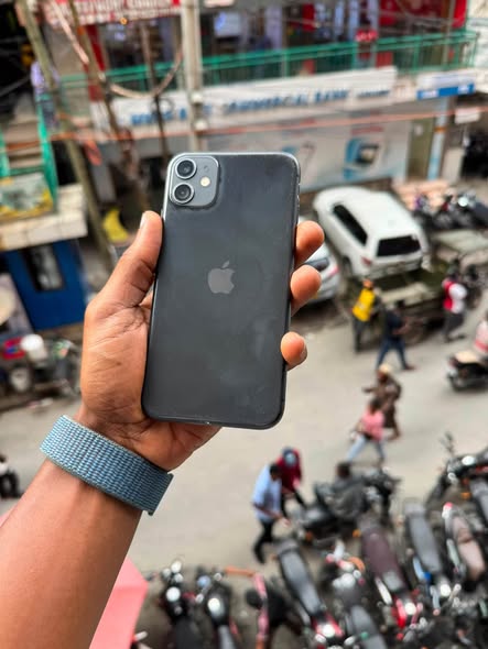 A picture of iphone 11 plen gb64 Call 0711000004 bei 300000
