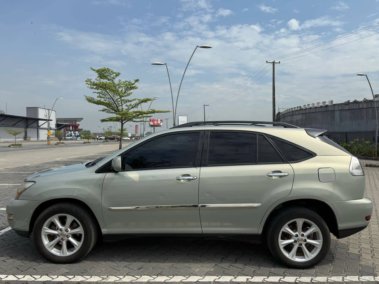 A picture of 2008 rx350 330 body