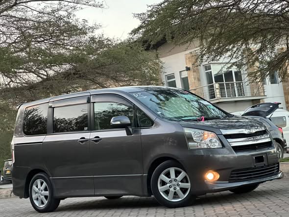 A picture of TOYOTA NOAH MPYAA