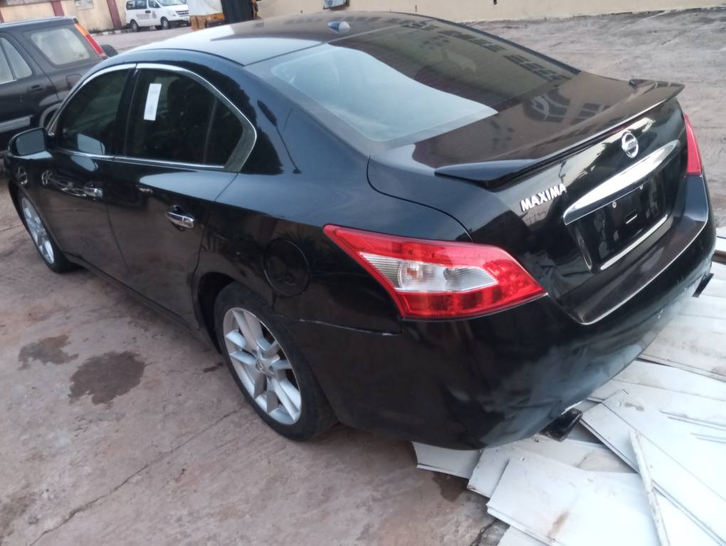 A picture of Nissan Maxima 2010