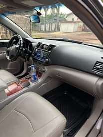 A picture of REGISTERED TOYOTA Highlander 2008 Super clean interior Enugu 9million