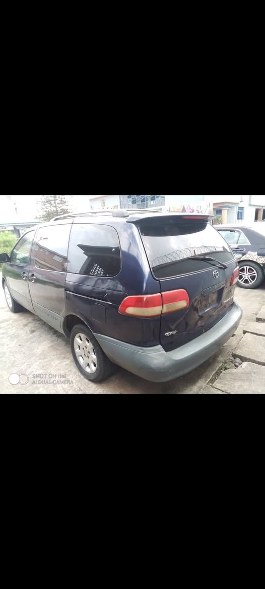 A picture of TOYOTA SIENNA 2000