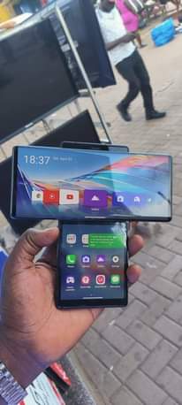 A picture of LG wing 5G