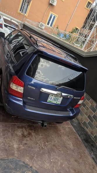 A picture of 2005 3 seater Toyota Highlander