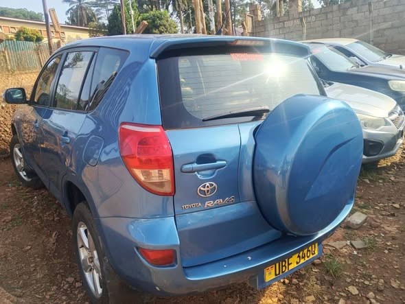 A picture of Rav4 2004