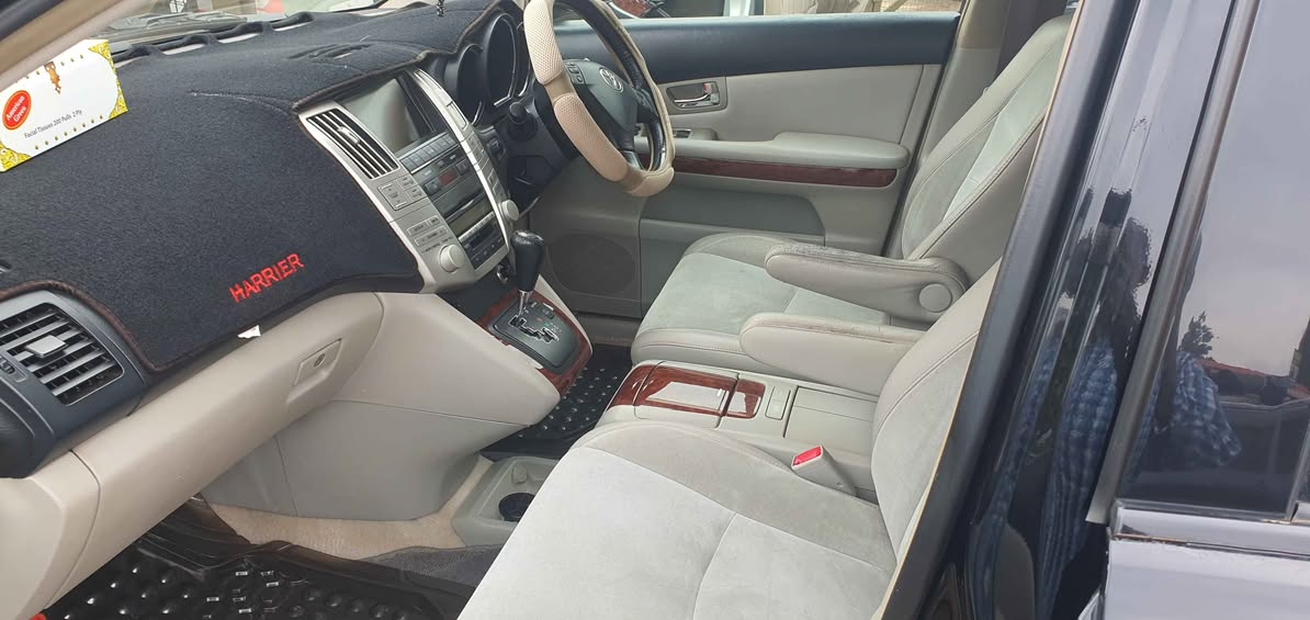 A picture of Toyota harrier model 2009