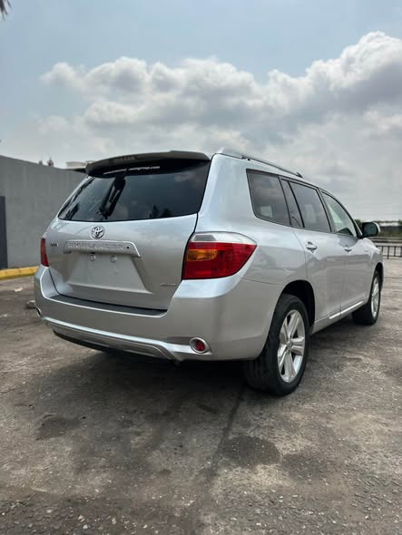 A picture of 2009 Highlander limited 16 5million