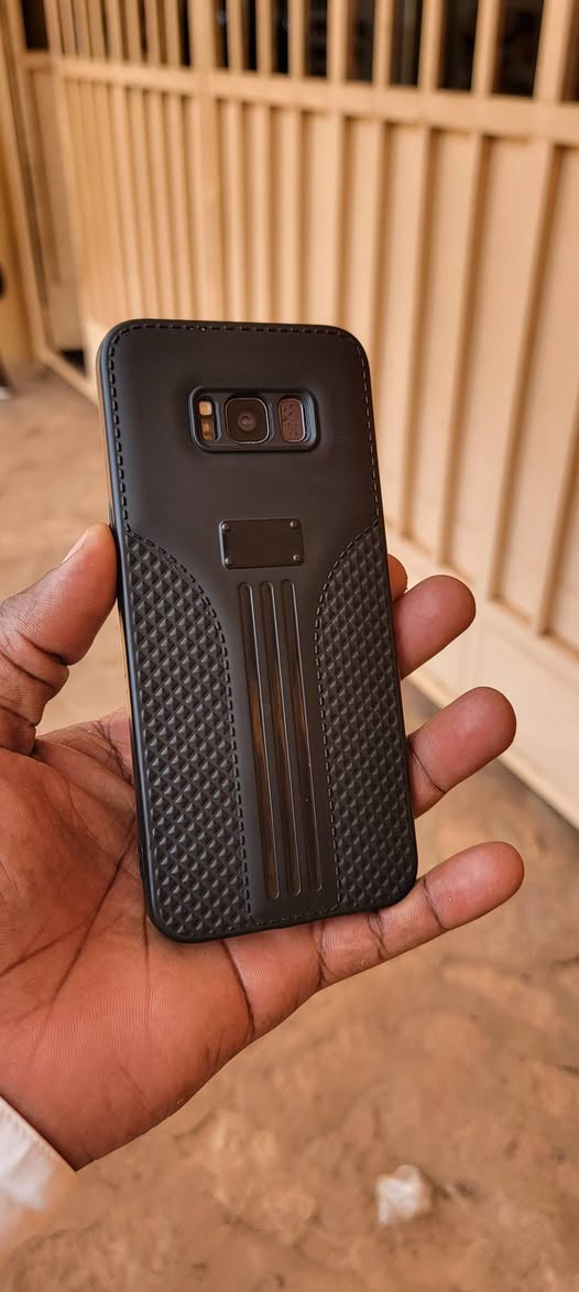 A picture of Samsung Galaxy S8plus duos slightly cracked 128gb 6gbram. At just