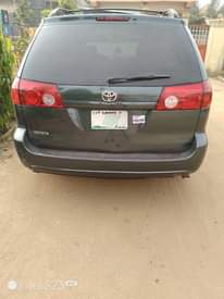 A picture of 06 Toyota sienna