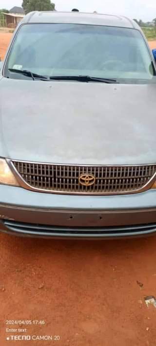 A picture of 2004 Toyota Avalon Le