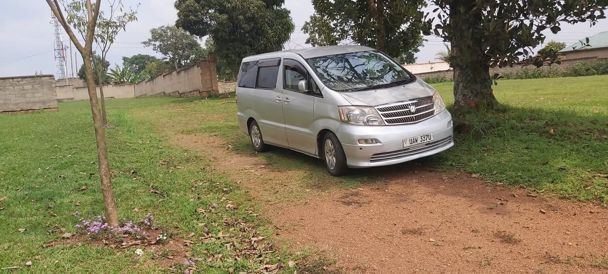 A picture of Toyota Alphard 2003