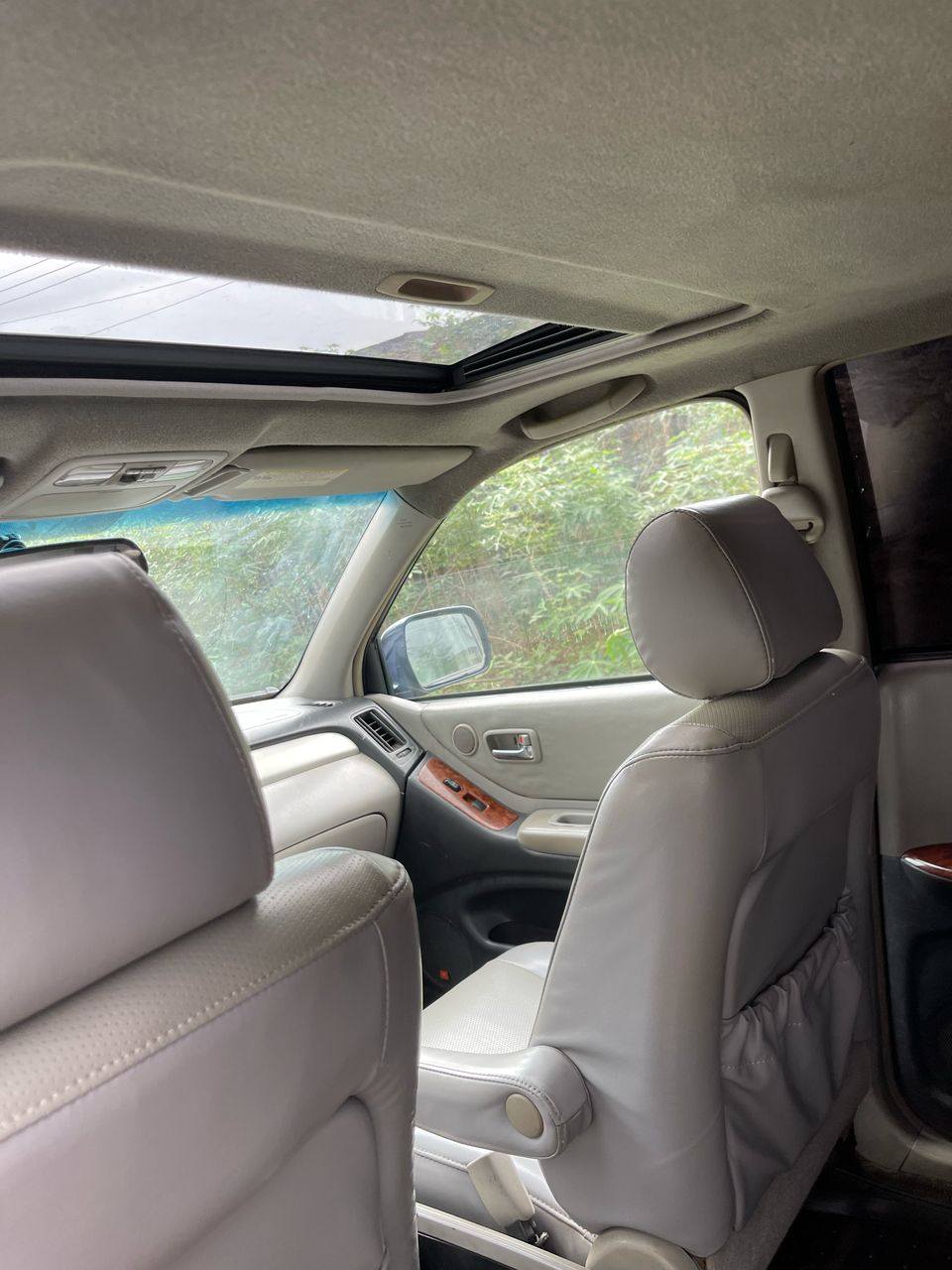 A picture of Toyota highlander 05