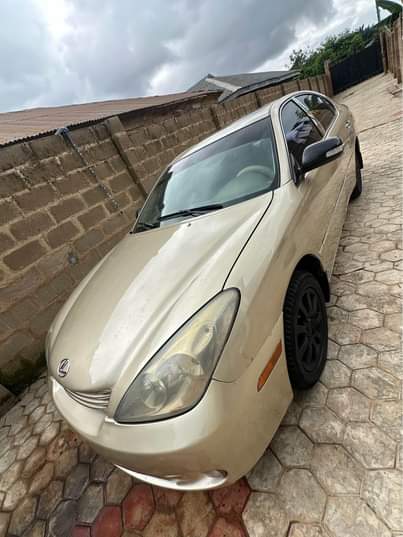A picture of Registered Lexus Es330 available