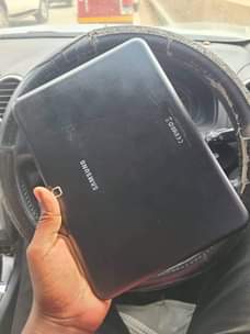 A picture of Nauza tablet ya Samsung gb 32 kalisana pia inaingia line
