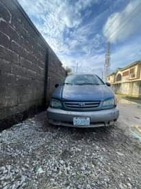 A picture of Toyota sienna 2001