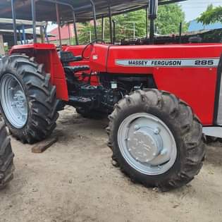 A picture of 2003 Tractor Tractor Massey furgason