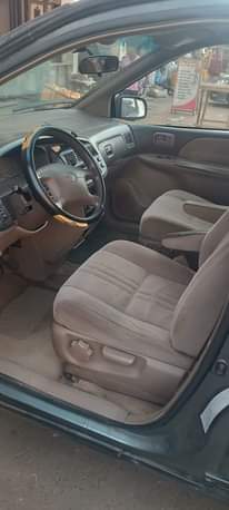 A picture of Toyota Sienna 02