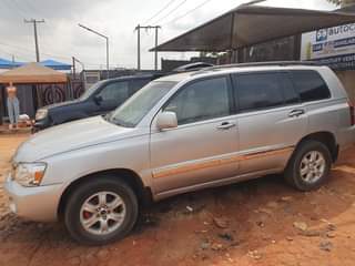 A picture of Clean Nigerian Used Silver Toyota Highlander 2004 First body Leather