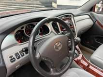 A picture of A year used barely driven Toyota Highlander limited 2005