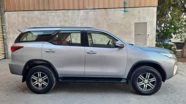 A picture of TOYOTA FORTUNER 2016