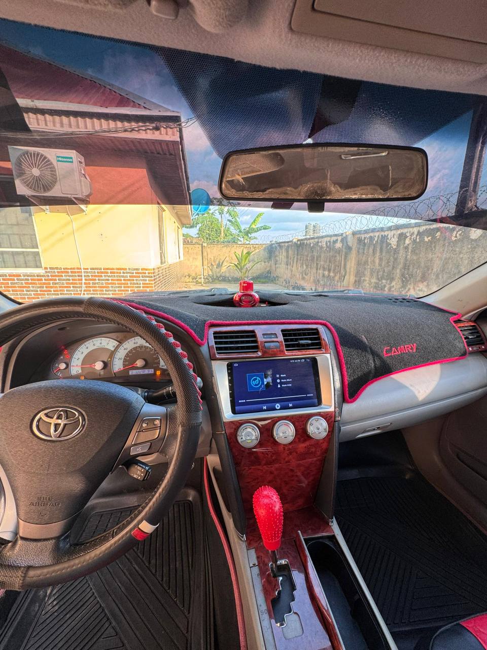 A picture of 2011 Toyota Camry SE