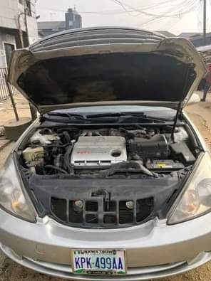A picture of Christmas Deal Lexus ES 300 04 Model Engine is Silent