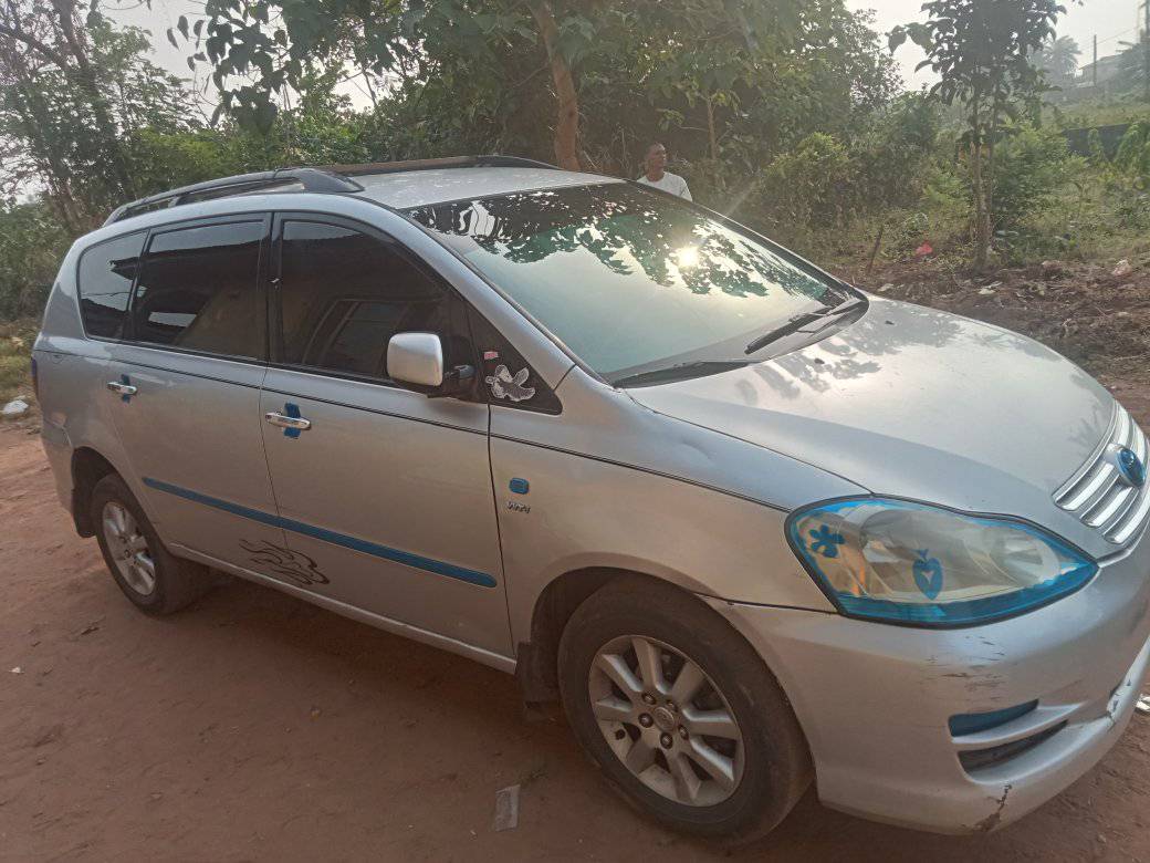 A picture of TOYOTA AVENSIS VERSO 2005 MODEL FIRST BODY BUYING AND DRIVE