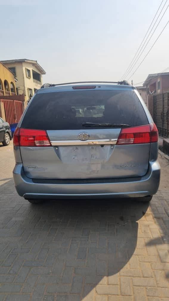 A picture of Toyota sienna 05