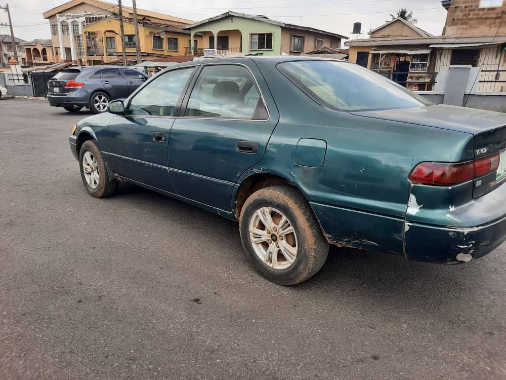 A picture of Fast fingers Toyota Camry pencil First body engine is tapping