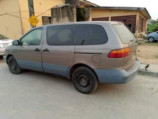 A picture of 2001 Toyota Sienna