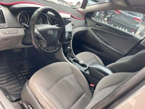 A picture of Hyundai sonata 2012