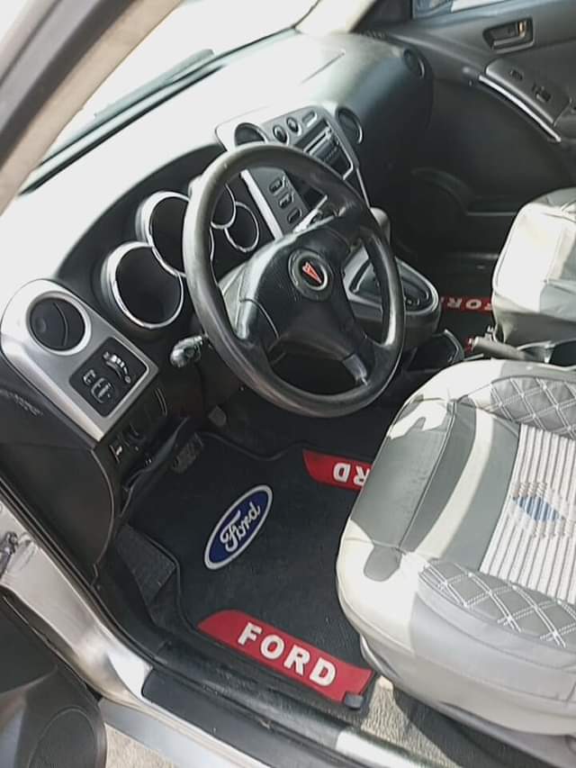 A picture of Pontiac vibe 2004 model