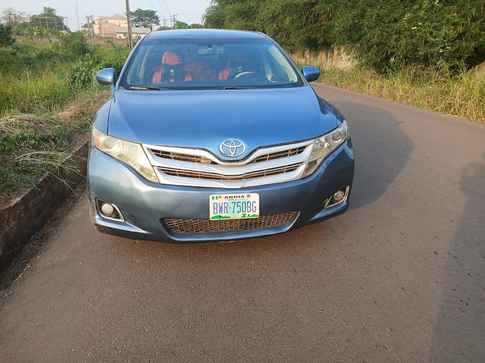 A picture of 2010 toyota venza in ilorin