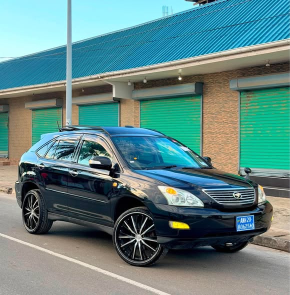 A picture of TOYOTA HARRIER NEW MODEL