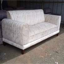 A picture of Tunauza vitanda na sofa inazote pia unaluhusiwa kuweka oda kitanda