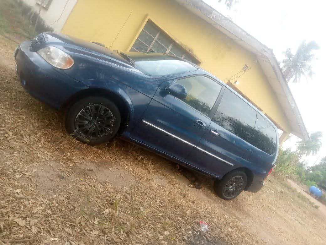 A picture of 2005 Kia sedona